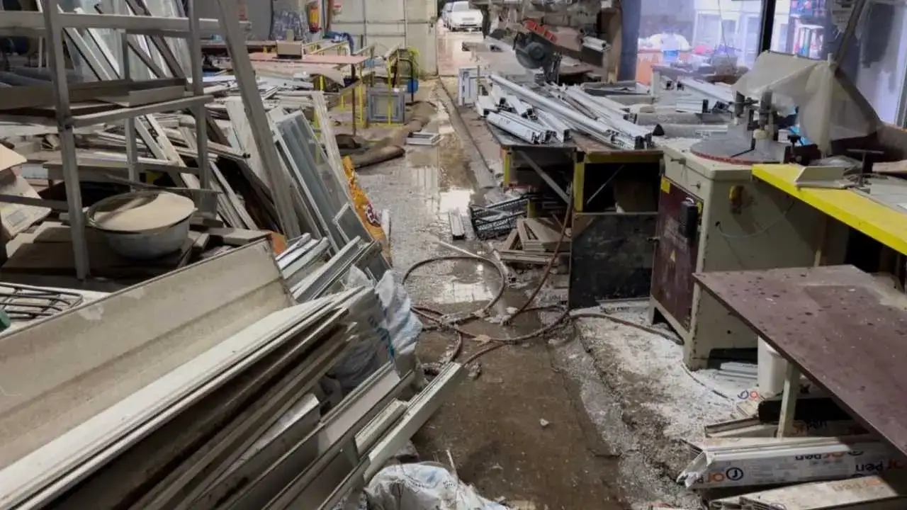 Finike’de Tekne Karaya Sürüklendi: Sokaklar Şelaleye Döndü! 1